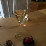 coucou! - まずはシャンパンで乾杯、イチゴを付けるのが近藤さんらしい