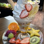 fruits farm franc - スターフルーツだぁ！酸味甘味はほとんどなく、シャクシャクした食感で、かすかに緑の匂い。