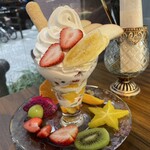 fruits farm franc - 下にあるのは12から時計回りでマンゴー、スターフルーツ、キウイ、いちご、マスカット、ドラゴンフルーツ、みかん、パイナップル