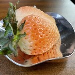 fruits farm franc - 3人のお客さんに大きなテーブルを使ってもらって、わたしは小さいテーブルに移動しただけなんですが、サービスで大きないちごをいただきました。