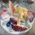 fruits farm franc - ソフトクリームの下にカットフルーツが入ってます。掘って出てきた時の驚きが楽しい〜