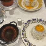 ピラミッド - 手前が国産無塩せきソーセージのカレー、奥がキーマ（超激辛ひき肉）のカレー