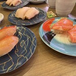 地魚回転すし 小田原港 - ぶり、ハマチ、本マグロ