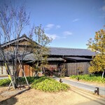 へんばや商店 - 駐車場から店舗へ