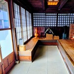 へんばや商店 - 店内　お茶と一緒にイートイン出来ます◎　　奥に「三宝荒神（さんぼうこうじん）」という
      　　　馬に３人乗り出来るように
      　　　　　　付けた蔵が展示されています◎