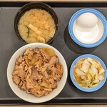 松屋（松のや併設） - 料理写真:牛めし 並盛 490円(深夜料金+30円) , お新香生玉子セット 180円(深夜料金+10円)