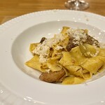 La Stalla - ◆アニスと白ワインで煮込んだニニウファーム産ラム（生後10ヶ月）ラグー 手打ちパッパルデッレ 北海道産ホースラディッシュ