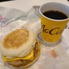 マクドナルド - ソーセージエッグマフィン・コンビ(税込390円)
①ソーセージエッグマフィン
ソーセージと目玉焼きとチーズをマフィンで挟んでいます
お飲み物《セットドリンク》①HOT珈琲【S】