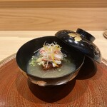 鮨 うら紀 - 【椀物】
                                
                                蟹真薯の霙餡掛け針柚子と芹を添えて