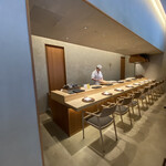 鮨 うら紀 - 樹齢150年の檜を使った一枚板のカウンター