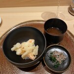 鮨 うら紀 - 車海老と貝柱の小丼　赤味噌留椀　かつお菜