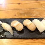 鱗 - 1貫食べてしまいましたが，にぎり：1,400円（左から，えんがわ：400円，ホタテ：600円，いか：400円）