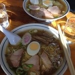 富士屋 - 手前は私の中華、向かいはワンタン麺