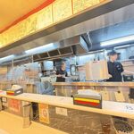 蒙古タンメン中本 - 厨房の様子