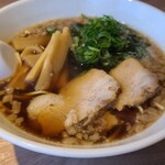 喜楽 - 尾道ラーメン(税込900円)
トッピングは小さめ叉焼2枚、真筍、刻み青葱
スープは鶏ガラのスープと煮干し出汁をブレンドし醤油で整え、細かな背脂を加えています
麺はストレートな細平麺、普通の硬さです