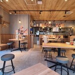 喜楽 - 壁&腰高までの木板張り壁、艶消し白のタイル貼り床、居酒屋としてはスッキリとした空間、BGMはJ-POP
お席は厨房前カウンター4席、壁カウンター4席、テーブル4席×4卓、テーブル2席×1卓の合計26席
