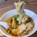 喜楽 - 尾道ラーメン(税込900円)
スープは鶏ガラのスープと煮干し出汁をブレンドし醤油で整え、細かな背脂を加えています
私にはスープの塩味が少しキツいかな、背脂がしっかりしているのは若い人に刺さりそう