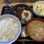 吉野家 - 料理写真:厚切り豚角煮定食と豚汁、生野菜追加