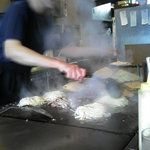 Okonomiyaki Gama - 手際よく焼く店員さん。