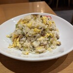 江南 柳橋本店 - 玉子、角切りチャーシュー、米が結構バラバラ、半乾きの紅生姜がチラ見せ　私の拳四つ分くらい