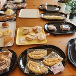 丸星堂 - 手作りの美味しそうなパンが並んでいます
