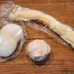 丸星堂 - 白いクロワッサン、白いモチモチパン、レジ横の冷蔵コーナーにあった、おすすめのクリーム入りパン