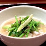 多仁本 - 月の輪熊の小鍋　脂の甘みが澄んだ出汁がに染み出しトロトロの赤身と…芹と葱はシャキシャキで