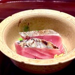 多仁本 - 脂の乗った旨そうなヤイトカツオの炙り。皮目香ります。　