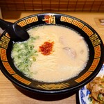 一蘭 - 料理写真:天然とんこつラーメン(にんにく1片分)、煮こみチャーシュー皿