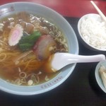 明華飯店 - 「ラーメン(500円)」、ランチタイムは「御飯＋漬物」のサービス、[平成27年１月10日(土)撮影]