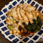 火星カレー - 鳥カレーに草と豆をトッピング