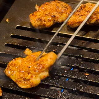 美味さが加速する特製ダレで焼き上げる『鶏の焼肉』