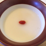 ゆるり 中華食堂 癒食同源 - プルプル杏仁豆腐あんずの香り。