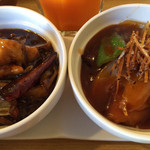 ゆるり 中華食堂 癒食同源 - （左）鶏肉とカシュナッツの香り唐辛子炒め・（右）七色豚とチーズのミルフィーユ酢豚。