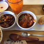 ゆるり 中華食堂 癒食同源 - うるおいチャーハン・七色豚とチーズのミルフィーユ酢豚・鶏肉とカシュナッツの香り唐辛子炒め・キーマカレーのもち粉揚げ・プルプル杏仁豆腐あんずの香り・野菜ジュース＋薬膳野菜スープ・本日のお野菜 980円。