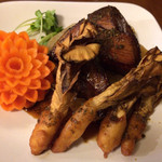 ゆるり 中華食堂 癒食同源 - カリッと舞茸と燻製ブリの椒麻ソースがけ 880円。