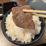 焼肉×創作びすとろ 笑進笑明 - 最初の一枚は韓国のお塩で　出汁醤油とタレでも味わえ〼　ご飯は大盛りも可（写真は普通サイズ）