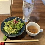 焼肉×創作びすとろ 笑進笑明 - セットのサラダとスープ　ドリンクもおかわりでき〼