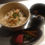日本料理 旬彩 - ひじきと鶏そぼろ御飯　万葱　赤出汁　香の物