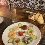 トルコ料理トプカプ - 前菜。色の1番濃いのは辛いです。