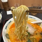 日高屋 - ピリ辛とんこつネギラーメン　麺持ち上げ
