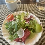 ビストロ ドゥ シエル - サラダ。マスカットがのってます