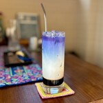 カフェモン - Kさんのアンチャンカフェラテ。
      アンチャンはバタフライピーのこと。この美しい青とミルクの白のグラデーションが美しい♡