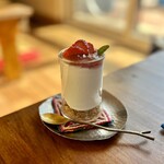 カフェモン - ラスちゃんコダちゃんの苺ヨーグルトクリーム。
      グラスの底にはオートミールのクランブル、甘さ控えめのヨーグルトクリーム、上には生の苺とコンポート♪