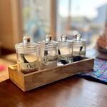 カフェモン - タイの基本の卓上調味料、クルワンプルーン。
      ナンプラー（魚醤）、ナムターン（砂糖）、プリックポン（粉唐辛子）、プリックナムソム（唐辛子入りの酢）です。