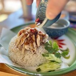 カフェモン - cafe Hmongのカオマンガイのタレ！
      発酵大豆のタオチオ（เต้าเจี้ยว）をベースに、ナンプラーやシーユーダム（ซีอิ๊วดำ）、きび糖などが入っているそうです♪ 辛、酸、甘、旨が決め手の王道のタレ♪