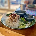 カフェモン - パラっと炊かれたジャスミン米のおいしさよ♡  鶏皮から出た脂でしっかり香ばしく炒められたライスが鶏のスープをしっかり吸って、これだけでもおいしく食べられます♪