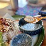 カフェモン - 鶏スープのおしゃれな波型カットの大根。
      スープにはパクチーの根を入れて煮るのかな？
      とってもいい香り〰️♪(*´ω`*)  このスープでジャスミン米を炊くんだからウマいわけだ！