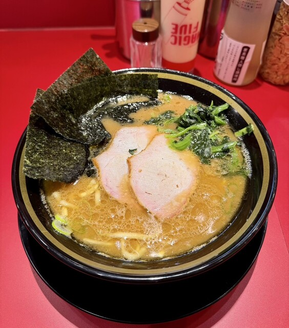 しっとりチャーシューと無限ニンニク丼が止まらない！大門で味わう王道