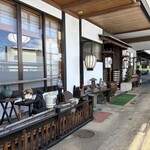 紀の代寿司 - 駐車場に繋がる通路